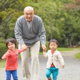 孫と歩く高齢者