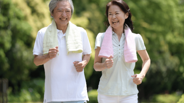 ジョギングをする高齢夫婦