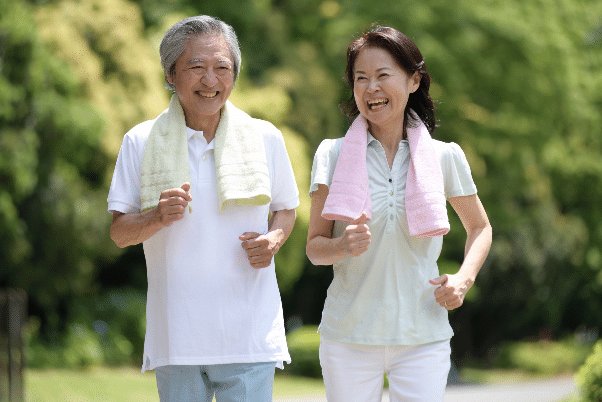 ジョギングをする高齢夫婦